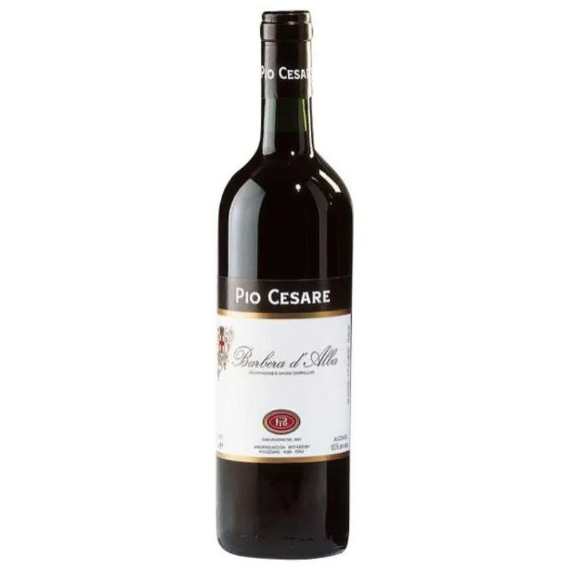 Flaske med rødvin af mærket Pio Cesare Barbera d'Alba, med sort flaskehals og sort etiket foroven, samt en hvid hovedetiket med klassisk typografi og rød segl-logo. Vinen er en italiensk DOC Barbera fra Piemonte-regionen.