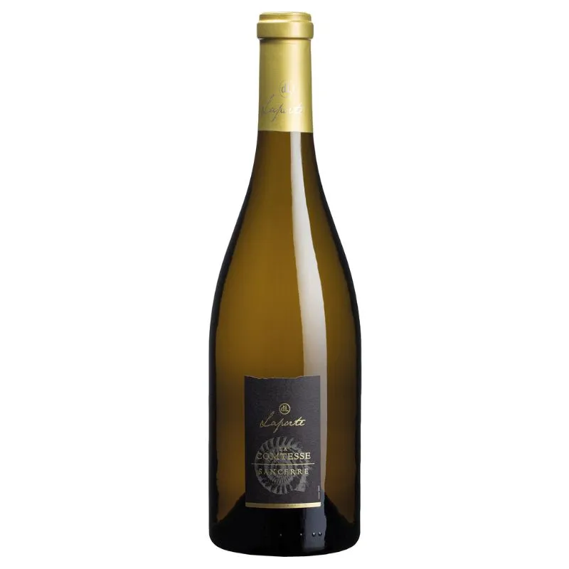 Flaske med hvidvinen Laporte La Comtesse Sancerre, med gylden kapsel og sort etiket med gulddetaljer og et fossil-lignende motiv. En fransk vin fra Sancerre i Loire-dalen, kendt for sin elegante Sauvignon Blanc.