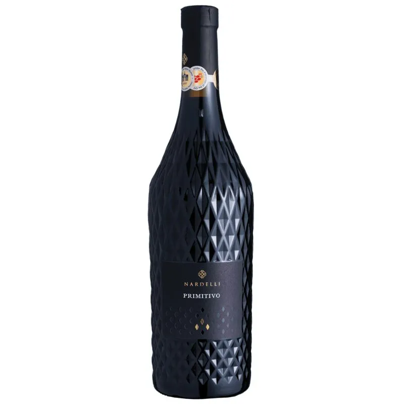 Mørk glasflaske med et diamantmønstret design og et sort, mat etikette med teksten "Nardelli Primitivo" i guld og hvid skrift. Flaskehalsen har et guldmærkat med medalje, hvilket antyder, at det er en vin af høj kvalitet.