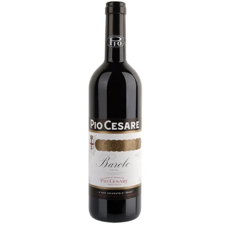 En flaske Pio Cesare Barolo rødvin. Flasken har en sort etiket med "Pio Cesare" skrevet i hvide bogstaver samt en hvid sektion med "Barolo" i elegant skrift og en dekoration af gyldne mønter. Vinen er fra Piemonte-regionen i Italien og er kendt for sin fyldige og komplekse smag.