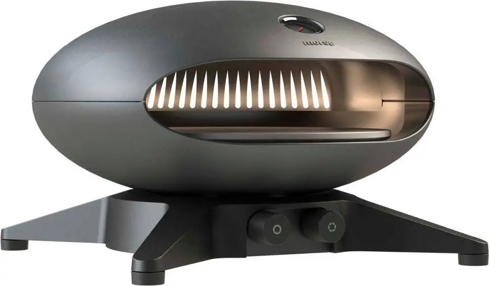 Morsø Forno Spin, en moderne pizzaovn med et futuristisk, ovalt design i mørk metal. Ovnen har en bred åbning med lodrette ventilationsriller, der lader lyset skinne igennem, hvilket giver et stilfuldt og funktionelt udtryk. Den står på en solid base med to drejeknapper til temperaturstyring og har et indbygget termometer på toppen.