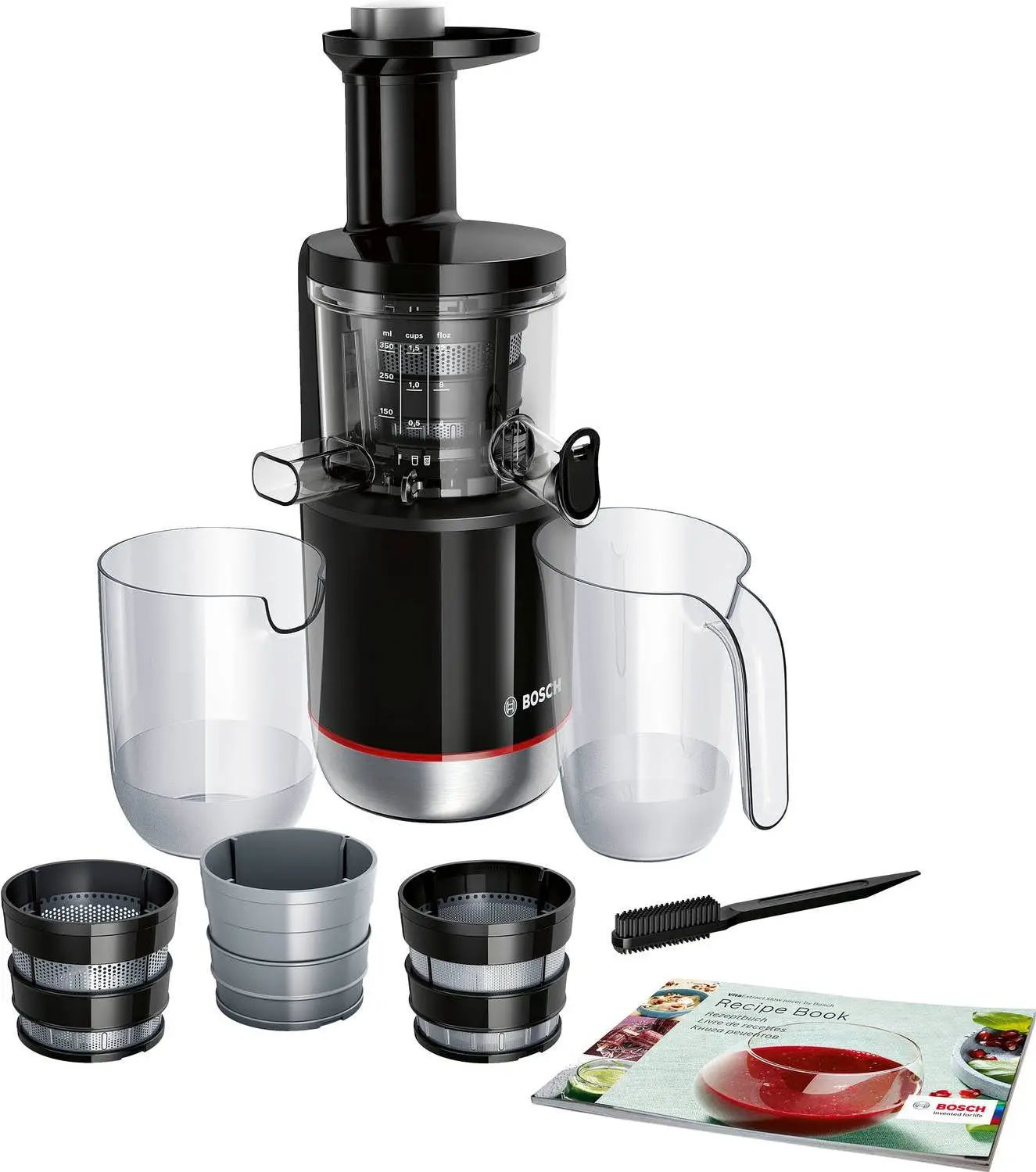 Bosch slow juicer (model MESM731M) i sort og sølv design med en gennemsigtig saftbeholder. Den leveres med flere tilbehørsdele, herunder to store plastikkander, forskellige si-indsatser, en rengøringsbørste, en plastikstav og en opskriftsbog. Juiceren har tydelige målemarkeringer på beholderen, og dens stilrene udseende kombinerer funktionalitet med et moderne design.