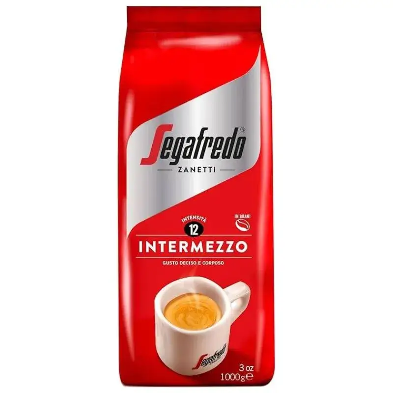 Hele kaffebønner i en rød pose af mærket Segafredo Intermezzo