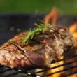Steak laves på indirekte varme på en gasgrill