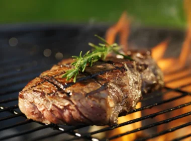 Steak laves på indirekte varme på en gasgrill